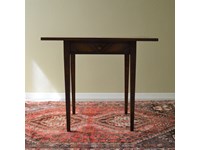 Tavolo da gioco in legno massello di Produzione Artigianale con piano intarsiato. Il piano del tavolo è ripiegabile nei quattro lati. Scontato del -47%.Offerta Outlet Mobilgross