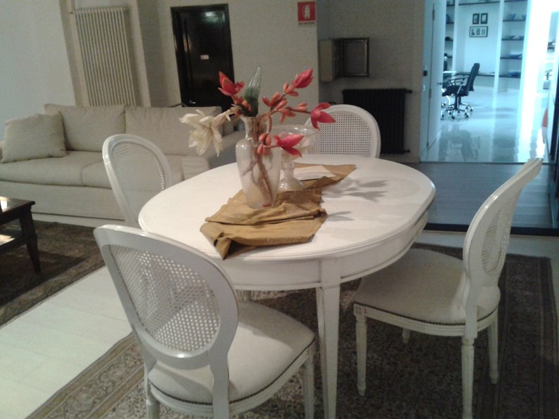 TAVOLO Grande arredo Tavolo ovale con gambe a spillo e n. 4 sedie imbottite SCONTATO 50% TAVOLO Grande arredo Tavolo ovale con gambe a spillo e n. 4 sedie imbottite SCONTATO 50%