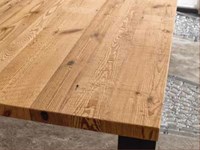 Particolare legno in conifera vecchia gambe in ferro