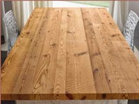 Particolare legno in conifera vecchia gambe in ferro