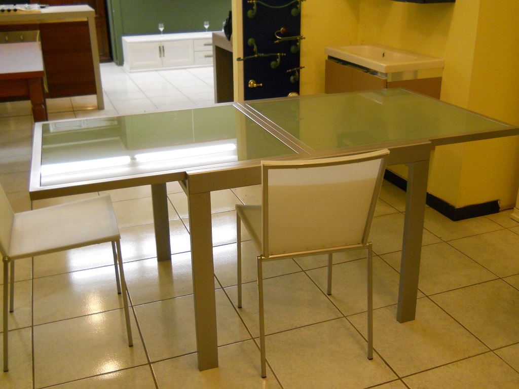 Tavolo tavolo metallo e vetro allungabile scontato del 60 ... Struttura in vetro moderna