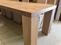 Tavolo realizzato con tavole di Parquet di Rovere Spazzolato ,tipologia Fisso , dimensioni Maxi L=292 cm.x 90 , artigianale , produzione di Falegnameria Atelier Interni
