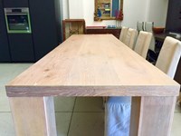 Tavolo realizzato con tavole di Parquet di Rovere Spazzolato ,tipologia Fisso , dimensioni Maxi L=292 cm.x 90 , artigianale , produzione di Falegnameria Atelier Interni