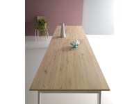 Tavolo con gambe bianco opaco e piano rovere crudo