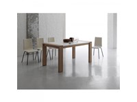Tavolo Santa Lucia modello Soho. Il tavolo ha la struttura in legno nodato e il piano in eco bianco o eco kashmir. Il tavolo è allungabile.