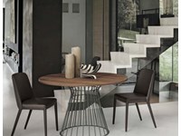Tavolo Tomasella modello Brigitte. Tavolo fisso e tondo con struttura nelle finiture peltro/ antracite e piano in materico disponibile in varie opzioni.