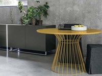 Su richiesta il tavolo č disponibile con struttura in laccato opaco o bronzo e con il piano in laccato opaco, laccato poro aperto, laccato lucido oppure con grafica.