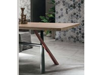 Tavolo Tomasella modello Tudor. Tavolo fisso con top in finitura in rovere naturale scortecciato e struttura in finitura antracite con particolare personalizzabile in laccato opaco.