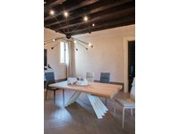 Tavolo mod.Ventaglio con piano in legno Rovere nodato
