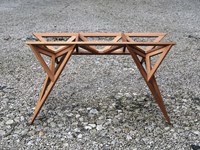 Tavolo Valsecchi modello Schegge. Tavolo con struttura in frassino naturale e piano in vetro extrachiaro di 10 mm. Gambe realizzate con triangoli incrociati.