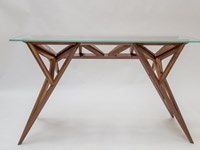 Tavolo Valsecchi modello Schegge. Tavolo con struttura in frassino naturale e piano in vetro extrachiaro di 10 mm. Gambe realizzate con triangoli incrociati.