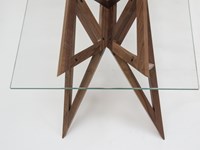 Tavolo Valsecchi modello Schegge. Tavolo con struttura in frassino naturale e piano in vetro extrachiaro di 10 mm. Gambe realizzate con triangoli incrociati.